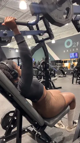 A reminder for my gym baddies: legs are cute, but shoulders & arms make the shape pop 💪🏽✨ #GymBaddies #UpperBodyWorkout #WellnessLifestyle #StrengthGoals #BodyGoals @Gymshark Women @O2 @Women‘s Best @WOLFpak 