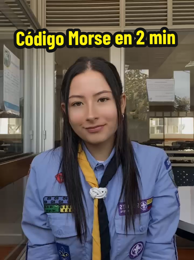 Dicen que el Código Morse es complicado... Yo te lo enseño en menos de 2 minutos⏱️ ¿Lo conocías? 👀 Hoy escribí la palabra LUZ en Morse: ·-·· / ··- / --·· Te explico brevemente: - La vocal O será una - - Las vocales restantes un . Existen palabras establecidas para cada letra del abecedario (a = Asno), (b = Bonaparte) Cuando queremos escribir en morse, separamos las palabras por sílabas y aplicamos la regla que mencionamos más arriba. En el caso del video, la palabra del ejemplo fue LUZ. En este caso, luz sería: Limonada / Único / Zozobrante y en morse: .-../..-/--.. #scoutscolombia #scouts #SabiasQue 