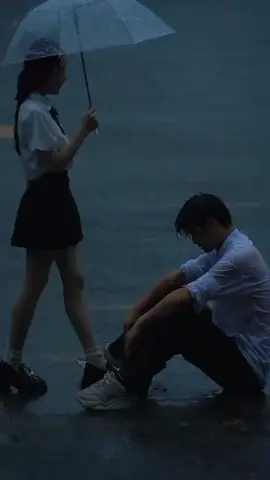 ✦ DI ANTARA ANGIN DAN SENJA ⟣ Biru Sagara & Dara Senja Apa kau tahu rasanya menjadi angin? Menyentuh segala, namun tak seorang sadar. Aku sering merasa demikian: nyata, tapi tak pernah dihitung ada. Dalam ribuan pikiran anarkis ini, ada raga berdentang tanpa arah. Aku bukan puisi, hanya baris aneh yang dilewati kata. Namun di tengah redupku, ada bisikan yang setia singgah: bahwa sunyi tak selalu sepi, kadang ia menjelma saksi. Aku mengerti rasanya menjadi angin, hadir tanpa sesar, pergi tanpa bekas. Tapi tahukah kau, ada hati yang selalu merasa sepoi sejukmu? Berhana memang pahit, katamu, sebab tak ada yang sudi mengaku kau ada. Namun lihatlah, kanda, di sisimu ada jiwa yang merayumu tetap nyata. Maka bila dingin melahirkan bayang, senja akan mendekapnya dalam cahaya. Di langit tanpa bintang, kita tetap saling menjadi saksi setia. • —@Biru Sagara |Tele:Biru Sagara  • #tulisantangan #aksara #darasenja #fayyza #bollywood 
