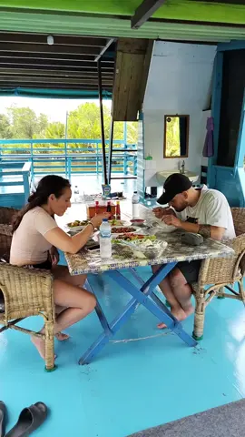 Turis Spanyol Ini Lagi Menikmati Makan Siang Di Kelotok, Tanjung Puting National Park #turis #spanyol #orangutan_kalimantan #ennogborneon #ennogexplorasi 