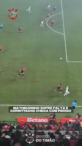 Jogo quente 🏴🏳️ Em um ataque do Corinthians, Matheuzinho sofreu falta e o Timão teve a oportunidade de cruzar na área.  📹 @_viniciuslucio / Central do Timão  #centraldotimão #corinthians #sccp #copadobrasil 