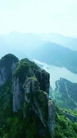 Aventuras no Pico Yuzhen: 12 km sob o calor intenso 🌄 No pico Yuzhen da Montanha Zhongyandang, enfrentando mais de 30 graus de calor, fizemos uma caminhada de 12 km para filmar uma cena com drone, mas infelizmente a visibilidade não estava boa. #AventuraAoArLivre #DroneEPaisagens #MontanhismoExtremo