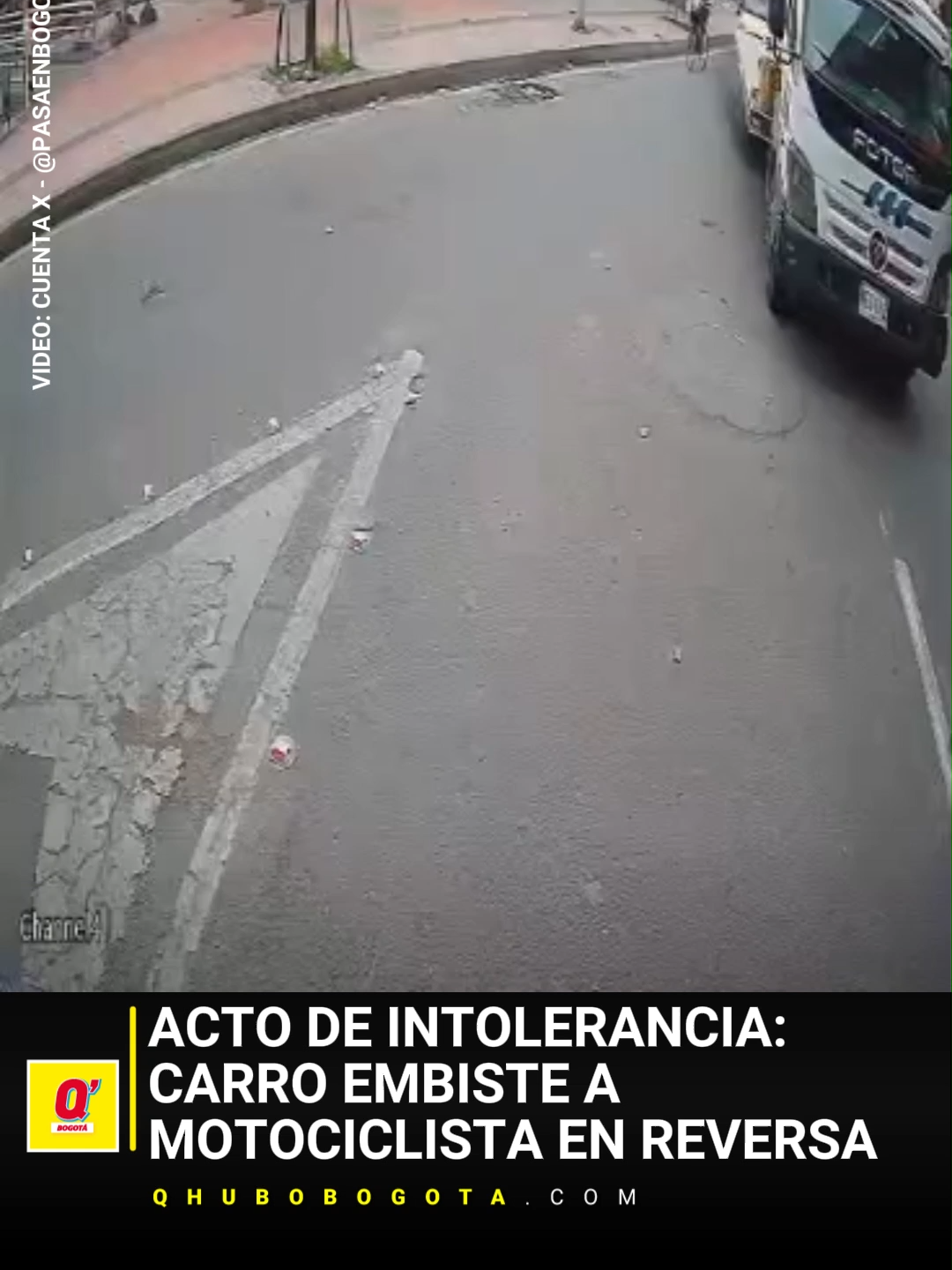 #AsíPasó Intolerancia en las calles de Bogotá. Un conductor de vehículo particular embistió en reversa a un motociclista, causándole graves daños a su vehículo de dos ruedas, y al parecer se dio a la fuga.