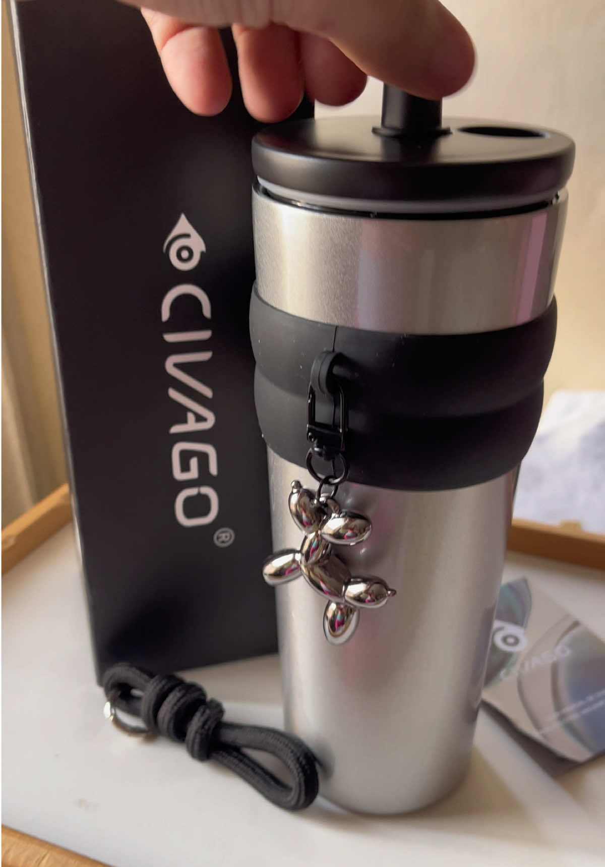 Comprei esse compro maravilhoso da Civago Copo Térmico 770ml com Revestimento Cerâmico Tampa Antivazamento Pingente Portátil Ideal para Bebidas Quentes e Frias Perfeito para Academia Trabalho Viagens Conserva Temperatura 8 Horas Quente 16 Horas Frio Design Moderno Resistente Leve Fácil de usar. #civago #copotermico #tiktokshop 
