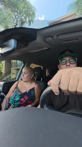 Ella no se va a montar ella tiene carro 🤪🥴🤪🥴🤪 #candelaypicapica #prank #couple #humor #comedia 