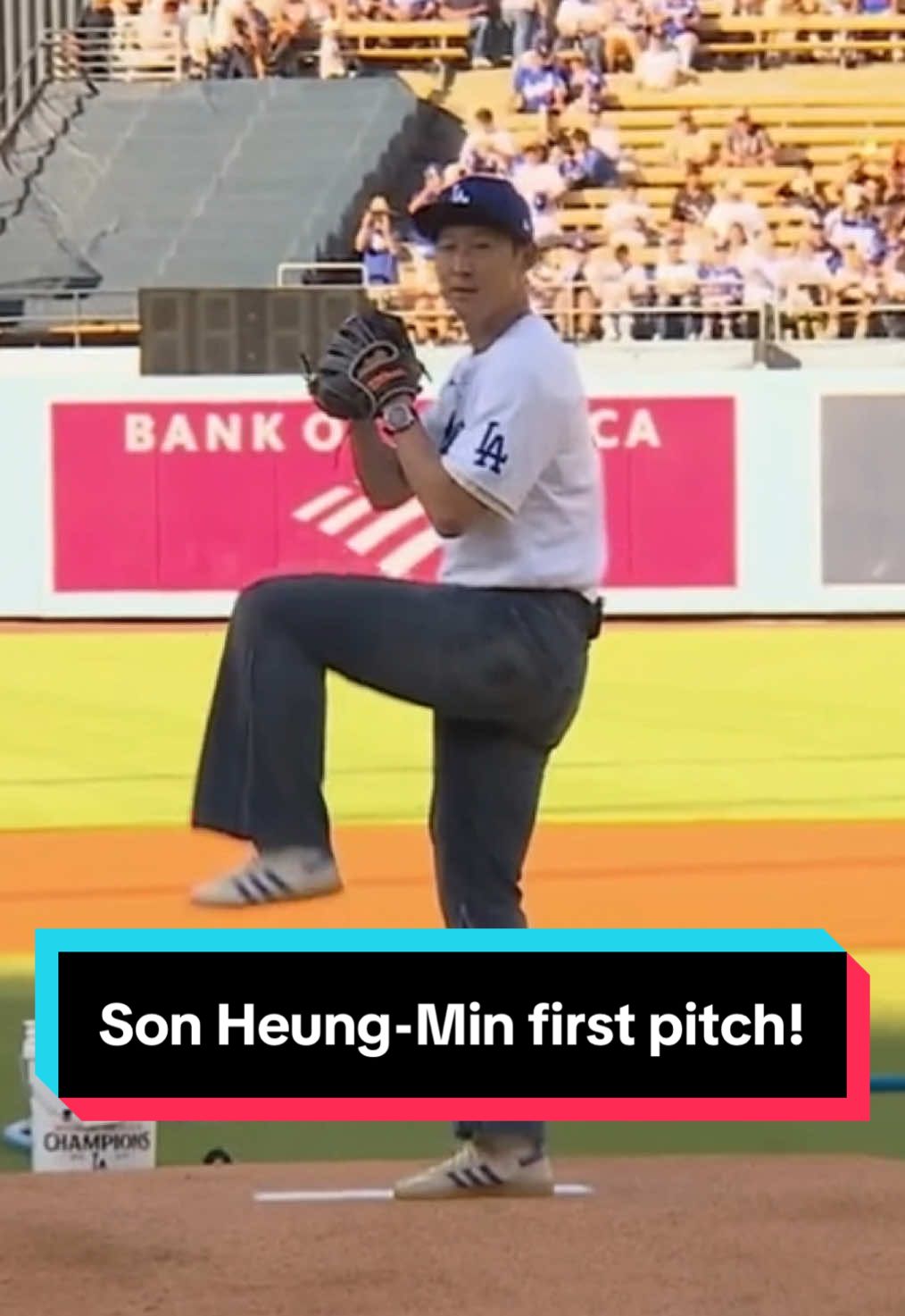 “Right down the middle!” 👏 Son Heung-Min throws a strike for his first pitch at the Dodgers game!  #SonHeungMin #손흥민 #MLB #Dodgers #LAFC @LAFC 