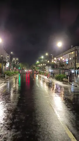 Rainy night in Jogja #yogyakarta #jogjaistimewa #titiknoljogja #malioboro #rainy