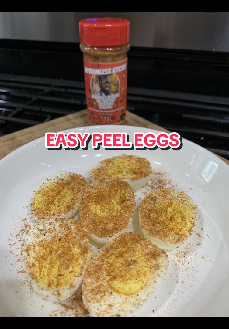 Easy peel Eggs with the bossingly bossing seasoning #thisisbossinglybossing #bossupyourkitchengame #bossingbossing😂😂 #easypeeleggs #eggs 