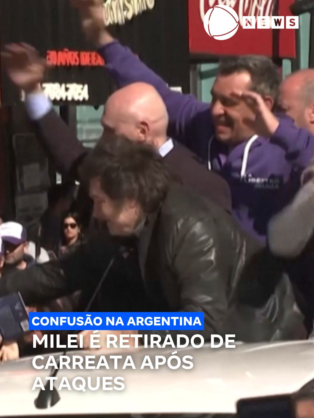 O presidente da Argentina, Javier Milei, precisou ser retirado às pressas de uma carreata após uma confusão. Imagens que circulam nas redes sociais mostram Milei acenando para as pessoas na caçamba de uma picape, quando começou o tumulto. De acordo com a imprensa local, homens atiraram pedras e garrafas contra o líder argentino. 📲 #RecordNews