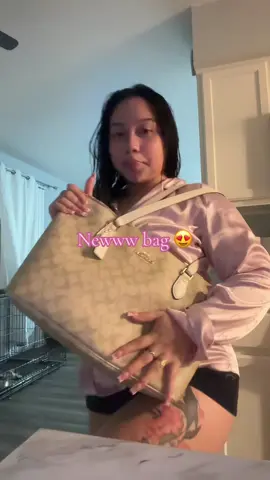 Told my bf my iPad and essentials weren’t fitting in my other purse he said okay 🤏🏼