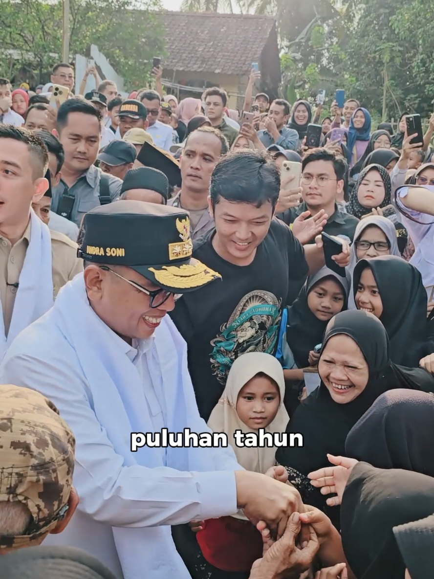 Meninjau Jalan Poros Desa Karyajaya, Kecamatan Cimarga, Kabupaten Lebak. Jalan dengan kondisi rusak parah sepanjang 3,4 Kilometer ini alhamdulillah sudah masuk dalam Program Bangun Jalan Desa Sejahtera (Bang Andra) Pemerintah Provinsi Banten. Kondisi itu tentu mengganggu aktifitas dan produktifitas masyarakat yang mayoritas berprofesi sebagai petani. #gubernurbanten #desa #jalanrusak #bangandra @LEBAK RUHAY @Muhamad Agil Zulfikar @musaweliansyahofficial @arl.marzan @dpuprbanten @dpupr.uptdpjj.leb 