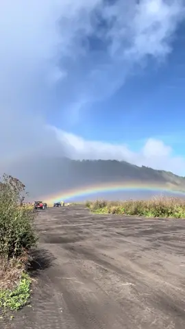 Moment langka dapat pelangi di bromo😍 #fyp #lewatberanda #sewajeepbromo #bromo #bromotenggersemeru 