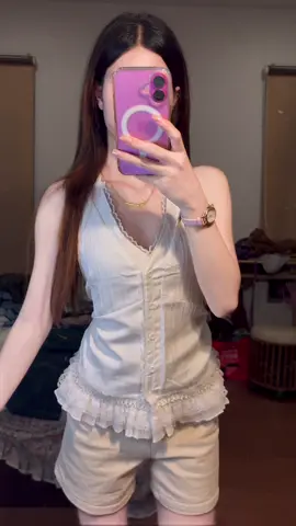 สวยผู้ดีมาก🤍🐇 #ไอเดียแต่งตัว #ชุดไปคาเฟ่ชิคๆ #OOTD #เสื้อคล้องคอ 