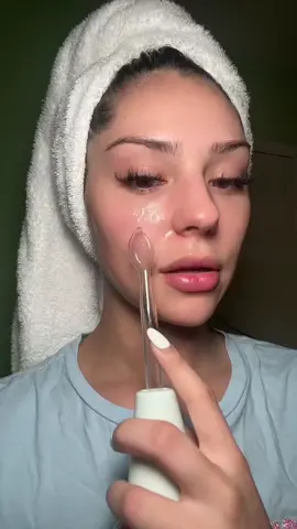 ✨ High-frequency treatments use a gentle electrical current to oxygenate the skin, kill acne-causing bacteria, and reduce inflammation—helping to keep your skin clear and breakout-free. ✨ #highfrequency #breakoutfree #esthetician #estybesty 