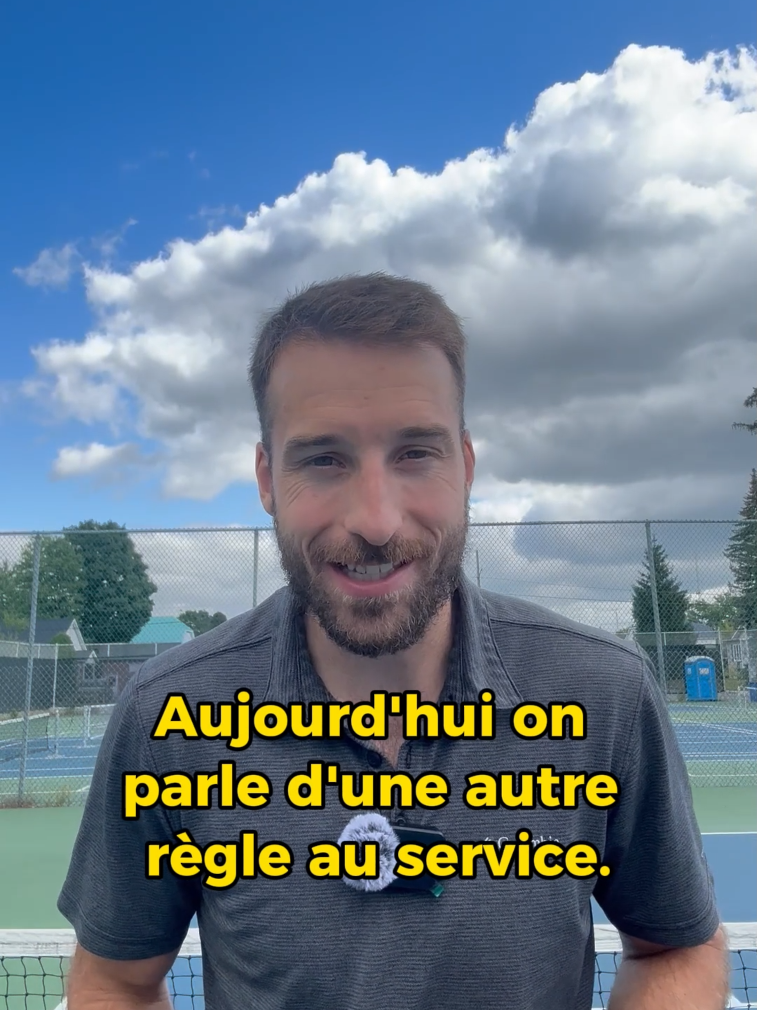 📏 Règle du service (partie 2) : point d’impact & hauteur de la raquette 🏓 Quand tu sers au pickleball, deux détails font toute la différence 👇 ✔️ Le point d’impact : la balle doit être frappée sous la taille. ✔️ La raquette : elle doit rester sous ton poignet au moment du contact. Deux règles simples, mais essentielles pour éviter les fautes et garder un service légal ✅ #pickleball #sportsontiktok #pickleballtips #challenge #pickleballtraining #foryou #quebec #learnpickleball
