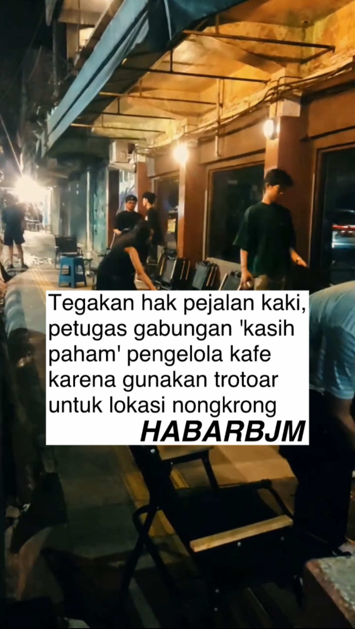 Kafe di Jalan Hasanudin HM jadi sasaran sosialisasi petugas gabungan dari Polresta Banjarmasin, UPTD Parkir Dishub Banjarmasin, dan Satpol PP Kota Banjarmasin saat giat penertiban Jumat (22/8/2025). Sebab, kafe tersebut kedapatan menggunakan trotoar tidak sesuai fungsinya, seharusnya merupakan hak pejalan kaki namun dijadikan lokasi nongkrong para pengunjung. Giat juga dilanjutkan dengan menyisir sepanjang Jalan Ahmad Yani. untuk menertibakan PKL yang menempati badan jalan, bahu jalan, hingga trotoar.  Selain itu, kendaraan yang parkir di trotoar dan bahu jalan juga turut ditindak karena dianggap mengganggu keselamatan serta kenyamanan pengguna jalan. 🤳 dishub.banjarmasin
