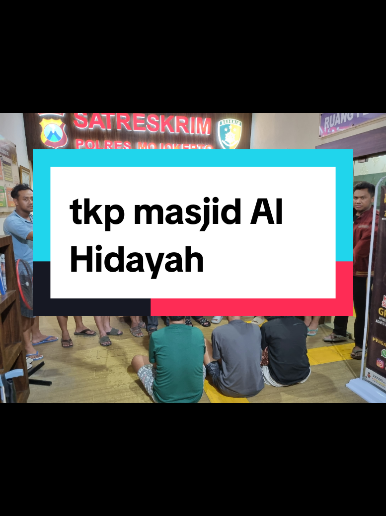 Tiga dari empat pelaku pencurian dua motor di Masjid Al Hidayah depan Polsek Pungging diamankan #fypシ #fypviralシviral #fyppppppppppppppppppppppp #fypage #fypシ゚viral #fyp #mojokerto 