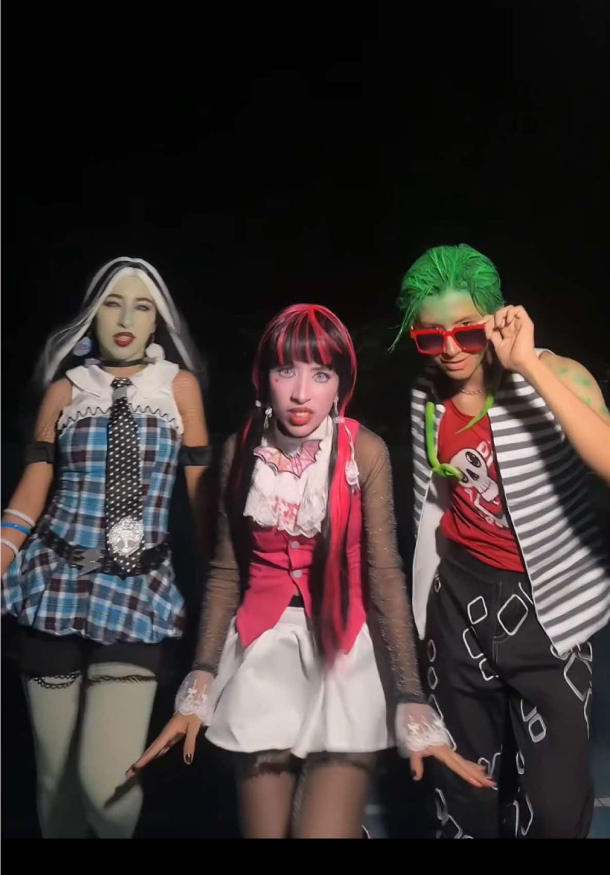 Qué tal nuestros Cosplays?🦇⚡️🐍  #Cosplay #monsterhigh #monsterhighcosplay #frankie #draculaura @Monster High 