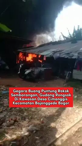 Sebuah gudang barang rongsok kebakaran diduga akibat puntung rokok pada pagi tadi di kawasan Desa Cimanggis, Kecamatan Bojonggede, Kabupaten Bogor, Rabu 27 Agustus 2025. Danru Sektor Cibinong Damkar Kabupaten Bogor, Nurul Akbar, mengatakan gudang barang rongsok kebakaran terjadi pada pagi tadi sekitar pukul 10.15 WIB. “Objek terbakar tempat penyimpanan barang rongsokan,” ucapnya terkait gudang barang rongsok kebakaran. Petugas damkar setelah menerima laporan dari pemilik lapak terkait peristiwa tersebut langsung bergegas ke lokasi untuk memadamkan api. Sebanyak tiga unit damkar dan tiga perbantuan pun dikerahkan ke lokasi. Operasi pemadaman dimulai pada pukul 10.36 WIB. Setelah satu jam, api berhasil dipadamkan. Untungnya, tidak ada korban jiwa dalam peristiwa kebakaran yang terjadi. “Situasi akhir api berhasil dipadamkan, selesai penanganan pukul 11.30 WIB,” janjut Nurul. Berdasarkan hasil pemeriksaan sementara, gudang barang rongsok kebakaran diduga dipicu akibat puntung rokok yang dibuang ke tempat sampah, sehingga api kemudian menyala dan menjalar ke barang-barang rongsok di gudang tersebut. #hariharijakarta #jktinfo #infojakarta #jakarta #jakartatimur 