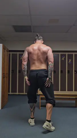 busy admiring the back gains  #bodybuilding #BookTok #muscle #fyp #viking 