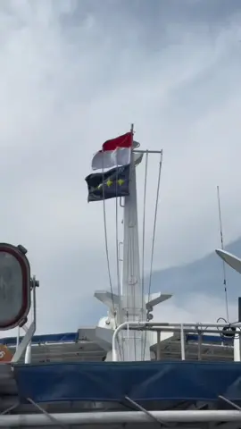 Hai #SahabatBahari, pemilihan calon lokasi pembangunan Kampung Nelayan Merah Putih semakin mengerucut nih. Kali ini Kota Batam menjadi lokasi selanjutnya di Provinsi Kepulauan Riau yang dikunjungi oleh Menteri Trenggono @swtrenggono 🏠 Nggak cuma meninjau calon lokasi KNMP aja, Menteri Trenggono juga melihat perkembangan budidaya lobster di Balai Perikanan Budidaya Laut Batam. Waah ini sih jadi angin segar untuk budidaya lobster berskala industri di Indonesia 🦞 Semoga program KNMP dan budidaya lobster ini mampu meningkatkan produktivitas dan kesejahteraan masyarakat pesisir ya #SahabatBahari  #PanganBiru #2025KKPRiseTogether #EkonomiBiruUntukIndonesiaEmas 