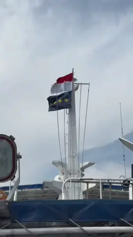 Hai #SahabatBahari, pemilihan calon lokasi pembangunan Kampung Nelayan Merah Putih semakin mengerucut nih. Kali ini Kota Batam menjadi lokasi selanjutnya di Provinsi Kepulauan Riau yang dikunjungi oleh Menteri Trenggono @swtrenggono 🏠 Nggak cuma meninjau calon lokasi KNMP aja, Menteri Trenggono juga melihat perkembangan budidaya lobster di Balai Perikanan Budidaya Laut Batam. Waah ini sih jadi angin segar untuk budidaya lobster berskala industri di Indonesia 🦞 Semoga program KNMP dan budidaya lobster ini mampu meningkatkan produktivitas dan kesejahteraan masyarakat pesisir ya #SahabatBahari  #PanganBiru #2025KKPRiseTogether #EkonomiBiruUntukIndonesiaEmas 