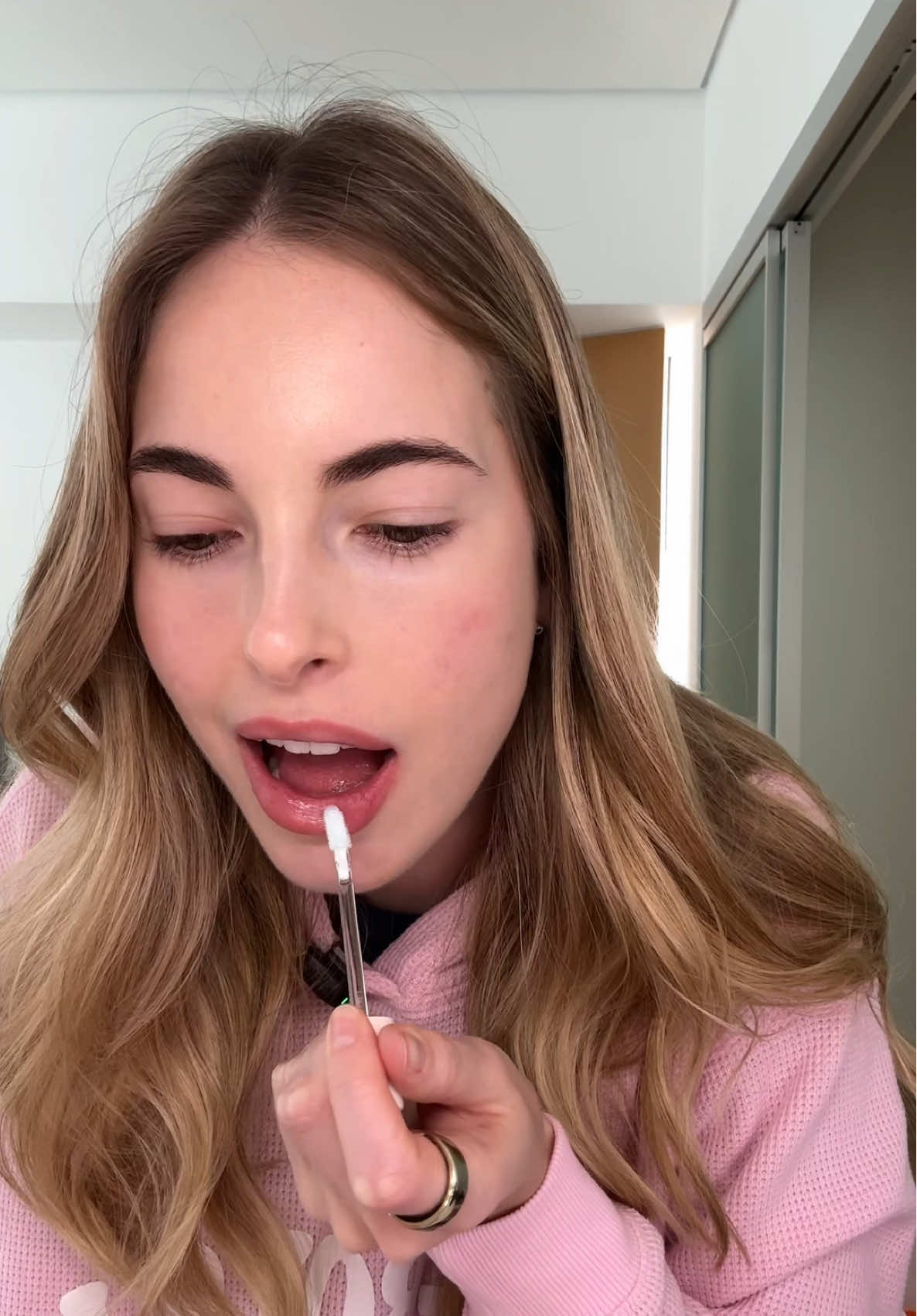 Probando los nuevos lip gloss de #RareBeauty 🩷✨ #makeupreview #holachicos #dianaborja 