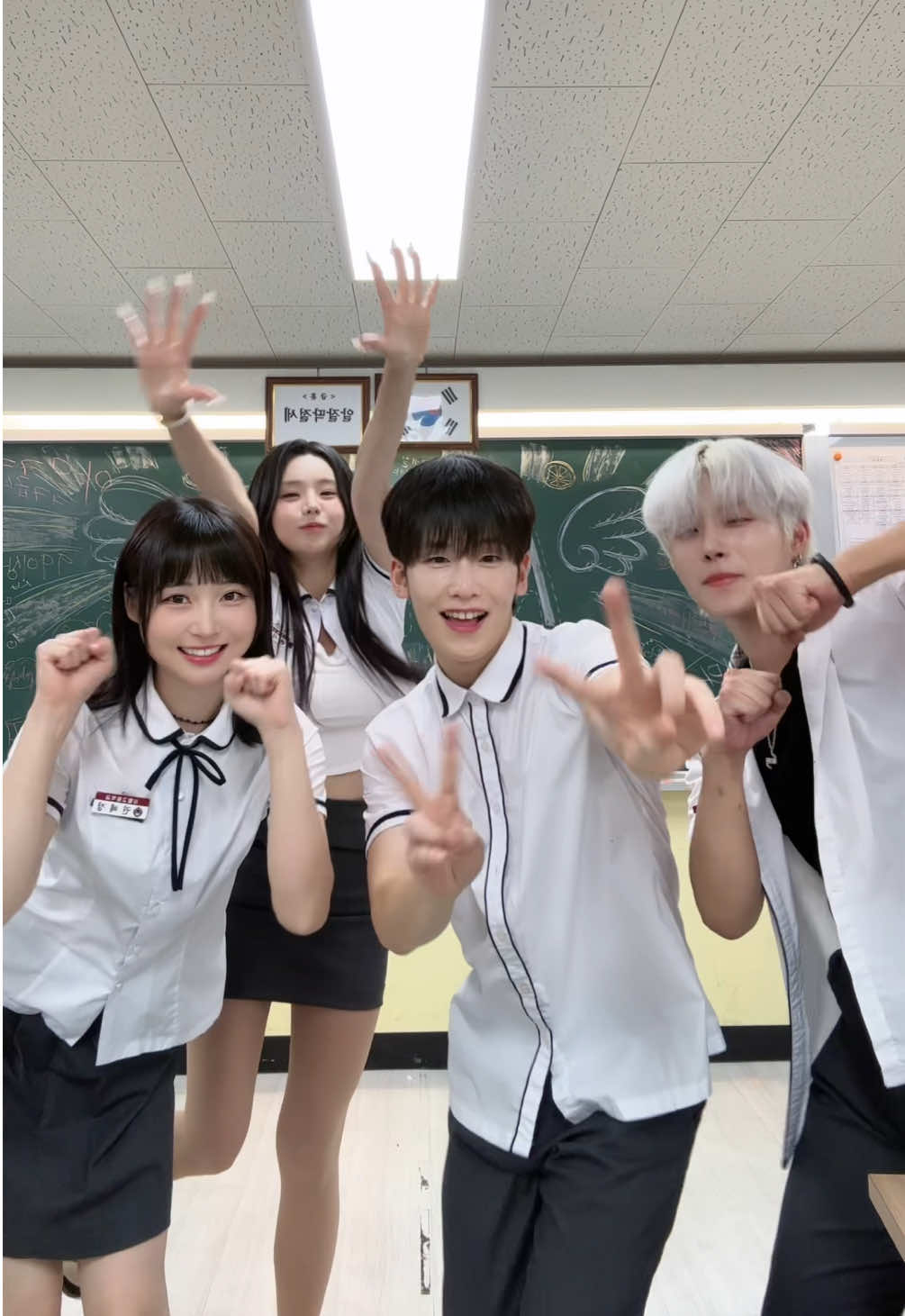 모범생 두명과 일진 두명 #내얘길들어봐 #fypシ #fyp #korean #kpop #내얘기ᄅ@🐰서말랭🐰 @🦊siwoo🦊 