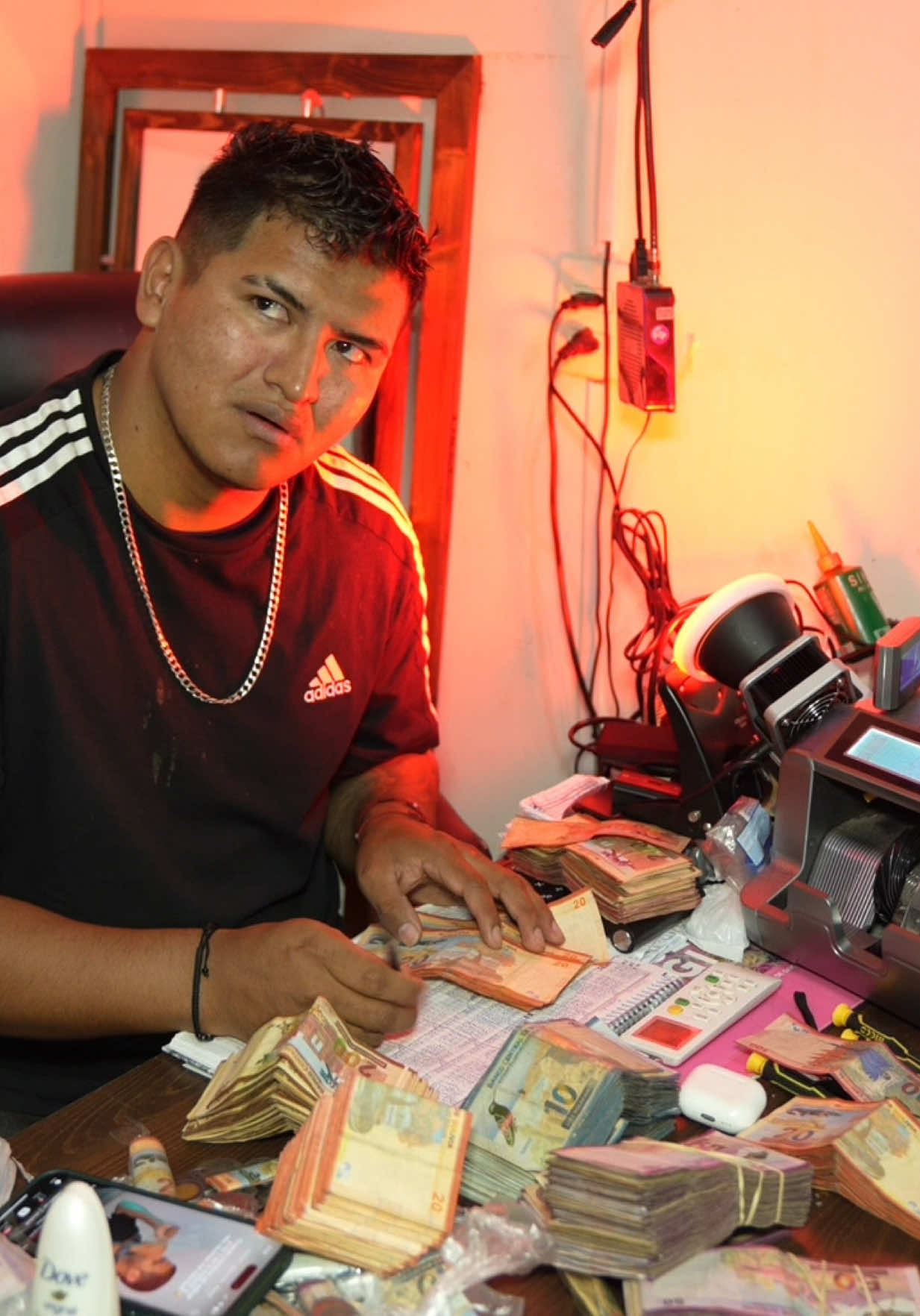 Yo contando dinero para pagar mis deudas, sin dormir, pero Coby y su amigo me aplauden desde otro cuarto 🥹