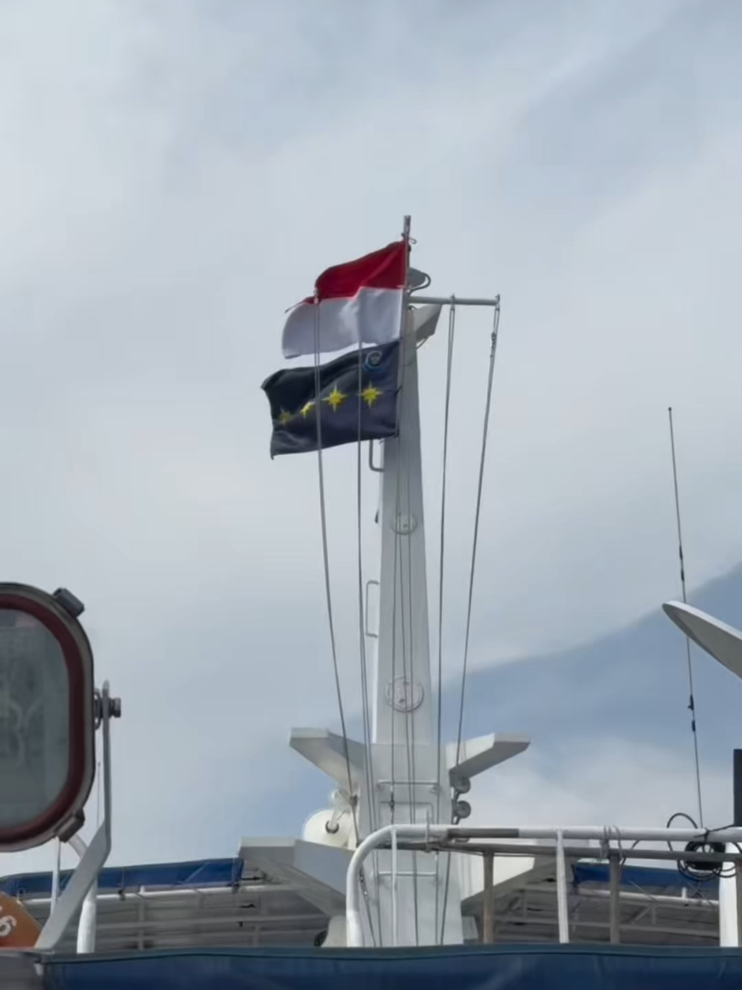 Hai #SahabatBahari, pemilihan calon lokasi pembangunan Kampung Nelayan Merah Putih semakin mengerucut nih. Kali ini Kota Batam menjadi lokasi selanjutnya di Provinsi Kepulauan Riau yang dikunjungi oleh Menteri Trenggono @swtrenggono 🏠 Nggak cuma meninjau calon lokasi KNMP aja, Menteri Trenggono juga melihat perkembangan budidaya lobster di Balai Perikanan Budidaya Laut Batam. Waah ini sih jadi angin segar untuk budidaya lobster berskala industri di Indonesia 🦞 Semoga program KNMP dan budidaya lobster ini mampu meningkatkan produktivitas dan kesejahteraan masyarakat pesisir ya #SahabatBahari  #PanganBiru #2025KKPRiseTogether #EkonomiBiruUntukIndonesiaEmas #SaktiWahyuTrenggono #KKPGOID #KampungNelayanMerahPutih #KNMP #BudidayaLobster