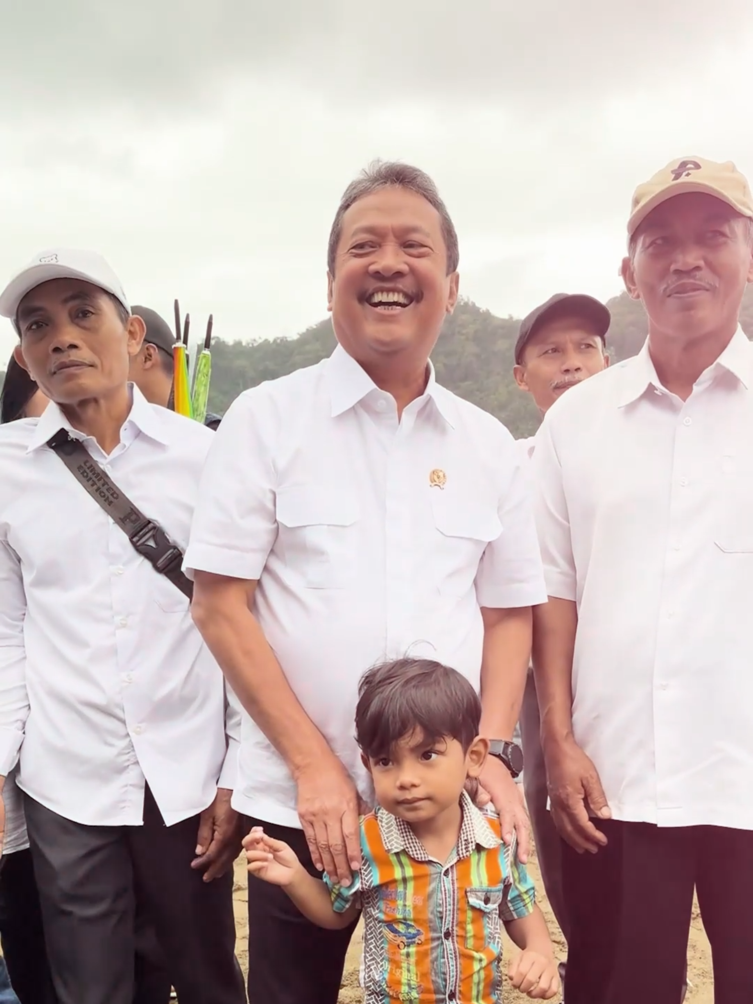 Sekolah Rakyat, harapan anak Indonesia mendapatkan pendidikan yang layak 📝 #SahabatBahari, pendidikan adalah pondasi untuk kemajuan bangsa. Melalui program prioritas Presiden Prabowo Subianto @prabowo, yaitu Sekolah Rakyat, anak-anak Indonesia kini bisa mendapatkan akses pendidikan dan lingkungan sosial yang baik serta memadai, untuk menyongsong masa depan gemilang Sekolah Rakyat merupakan komitmen pemerintah dalam memutus rantai kemiskinan antar generasi, juga menjamin akses pendidikan yang berkualitas, agar tidak ada lagi anak yang tertinggal dalam pendidikan. Pemerintah percaya, semua anak Indonesia cerdas, karenanya harus diberi kesempatan setara untuk meraih cita-citanya seluas mungkin ✨ #PanganBiru #2025KKPRiseTogether #EkonomiBiruUntukIndonesiaEmas #SaktiWahyuTrenggono #KKPGOID #SekolahRakyat