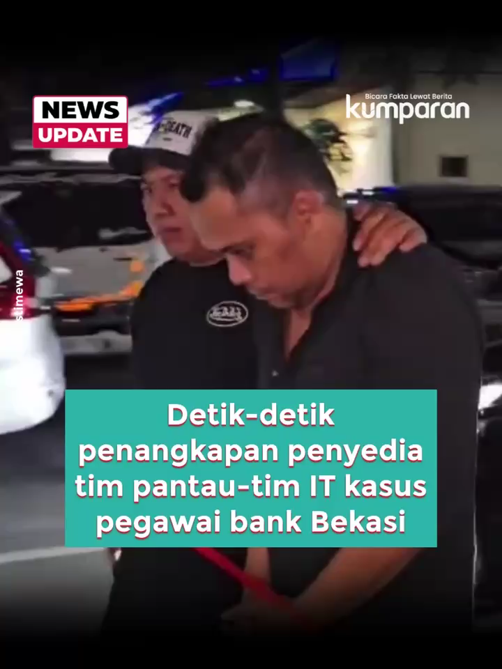 Polda Metro Jaya menangkap Rahmat Sukur (RS) terkait kasus pegawai bank, Mohamad Ilham Pradipta (37). Ia berperan sebagai penyedia tim pemantau dan tim IT dalam aksi tersebut. Dalam video yang diterima wartawan, Tim Jatanras awalnya mendatangi rumah Rahmat di kawasan Candisari, Semarang. Namun, ia tidak ada di tempat. Kerabatnya menyebut Rahmat sudah pergi. Polisi lalu menelusuri keberadaannya dan berhasil menangkapnya di Ungaran Barat, Kabupaten Semarang. Saat ditangkap dengan kemeja hitam, Rahmat tidak melakukan perlawanan. Setelah dibawa ke Polda Metro Jaya, Jakarta Selatan, Rahmat tampak tertunduk lesu. Kabid Humas Polda Metro Jaya, Kombes Pol Ade Ary Syam, menjelaskan bahwa Rahmat menyiapkan tim pemantau untuk mengikuti kegiatan korban serta menyediakan tim IT guna melacak aktivitas dan keberadaannya. Dalam kasus ini, polisi telah menangkap 15 tersangka. Salah satunya adalah Dwi Hartono, seorang motivator sekaligus pengusaha bimbel. 📸: Dok. Istimewa. Follow WhatsApp Channel kumparan untuk dapat Informasi terpercaya dikirim langsung ke WhatsApp kamu. Ketik kum.pr/WAchannel di browser kamu sekarang, agar bisa share  informasi tanpa ragu. #newsupdate #update #news #vidol #kriminal #penangkapan #pegawaibank #ilhampradipta #info #infoterkini #berita #beritaterkini #bicarafaktalewatberita #kumparan