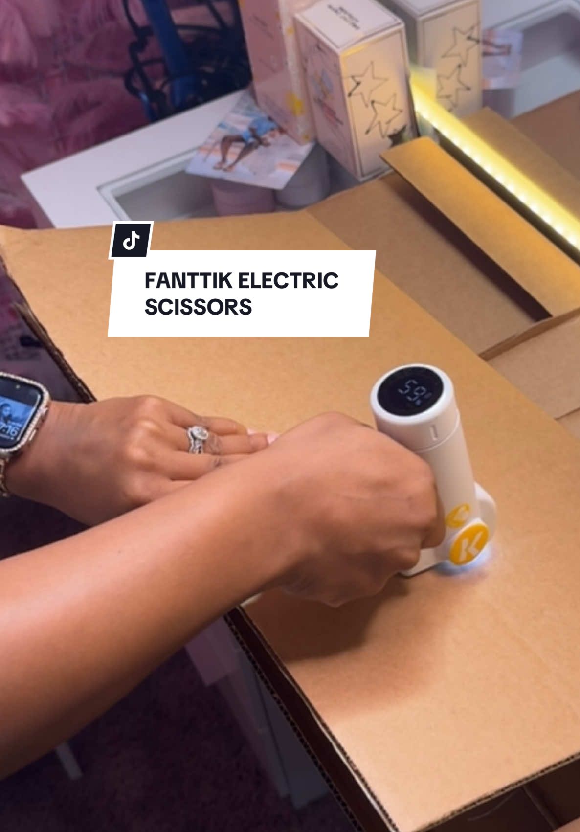 Every homeowner needs this! We already have enough trash to fill up the outdoor trash bin and boxes definitely doesn’t make it any better! No more stomping and flipping boxes to flatten them! I’ve found the perfect solution! @Fanttik #electricscissors #scissors #boxes #moving #packages #boxcutter #box 