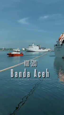 TNI AL Lanal Lhokseumawe Dapatkan Speedboat Baru, KRI Banda Aceh Sandar di Krueng Geukueh ACEH – Pangkalan TNI AL (Lanal) Lhokseumawe mendapat tambahan alutsista berupa satu unit speedboat yang diantar langsung oleh KRI Banda Aceh-593 saat sandar di Pelabuhan Krueng Geukueh, Kecamatan Dewantara, Aceh Utara, Selasa (26/8/2025). Kehadiran alutsista baru ini diharapkan memperkuat kemampuan operasi TNI AL, termasuk mendukung misi SAR dan pengamanan perairan Aceh. “Kedatangan kapal perang jajaran Komando Lintas Laut Militer (Kolinlamil) KRI Banda Aceh-593 untuk mengantarkan satu unit alutsista speedboat milik Lanal Lhokseumawe,” kata Komandan KRI Banda Aceh-593 Letkol Laut (P) Yanuar Rizky Widjaya saat bersandar di Pelabuhan Krueng Geukueh. Tambahan speedboat baru tersebut selain berfungsi untuk mendukung operasi SAR dan mengangkut pasukan pendarat yang akan didaratkan ke pantai, juga mampu mengangkut helikopter, tank amfibi serta peralatan tempur lainnya. Selama berlabuh di Pelabuhan Krueng Geukueh, pihaknya membuka open ship mempersilahkan masyarakat, dan pelajar yang ingin melihat KRI Banda Aceh-593 lebih dekat. [] #kribandaaceh593 #lanallhokseumawe #pelabuhankruenggeukueh 