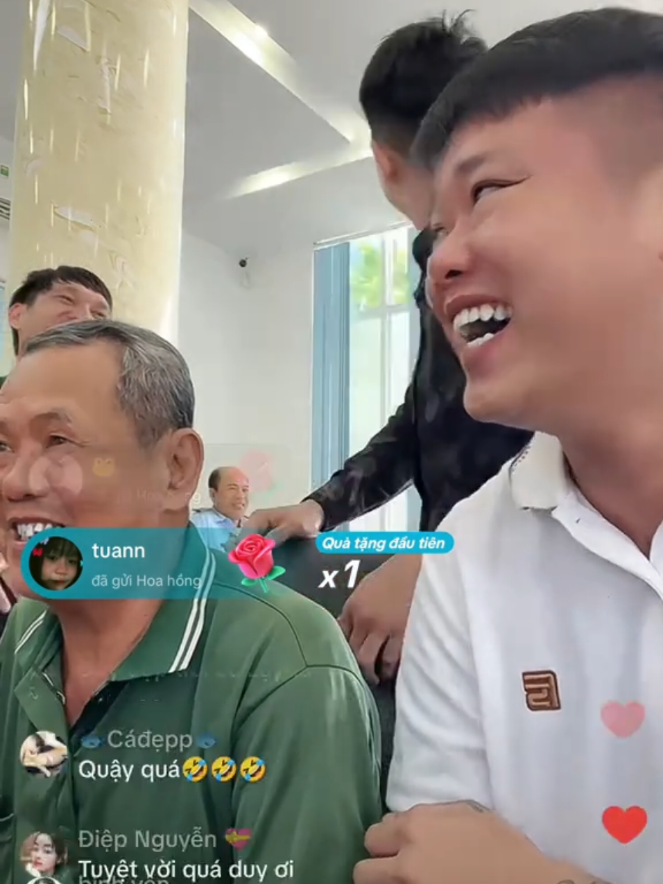 Vũ Đắc Duy dẫn chú Ba Minh đi làm  3 sổ Tiết Kiệm tổng giá trị 1,5 tỷ VND . Số tiền 1tỷ 590triệu của mạnh thường quân được em Vũ Đức Duy trực tiếp trao toàn bộ cho chú Ba Minh.     Em Vũ Đắc Duy làm thiện nguyện rất chuyên nghiệp và uy tín. Biết định hướng phân bổ số tiền hợp lý cho chú Ba Minh. Đặc biệt người chưa từng giữ số tiền lớn như chú Ba Minh đa phần sẽ không hoạch định được kế hoạch tài chính dễ dẫn đến chi tiêu ko kiểm soát. Em Vũ Đắc Duy làm rất có tâm có tầm. Cảm ơn em Duy. 