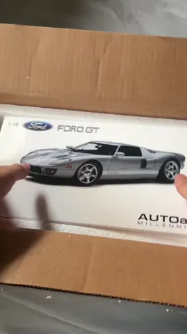 El Ford GT 2004. Un ícono inspirado en el GT40, con un V8 sobrealimentado de 550 caballotes, capaz de superar los 330 km/h. Diseño legendario, potencia brutal… una verdadera joya de colección. #ford #fyp #needforspeed #hotwheels #autoart 