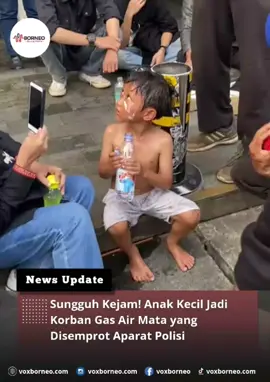 Sungguh Kejam! Anak Kecil Jadi Korban Gas Air Mata yang Disemprot Aparat Polisi Jakarta, — Aksi unjuk rasa yang berlangsung di depan Gedung DPR RI pada Selasa (26/8/2025) diwarnai insiden memilukan. Seorang anak kecil menjadi korban akibat semprotan gas air mata yang ditembakkan oleh aparat kepolisian untuk membubarkan massa. Kejadian ini sontak memicu kepanikan di tengah kerumunan. Anak kecil tersebut terlihat kesakitan setelah terkena paparan gas air mata. Beruntung, dengan gerak cepat seorang pemuda bersama beberapa orang lainnya langsung memberikan pertolongan. Mereka segera mengevakuasi korban kecil itu menjauh dari titik lokasi demo, sambil memberikan bantuan awal. Peristiwa ini menambah sorotan tajam publik terhadap tindakan aparat dalam mengamankan jalannya aksi. Banyak pihak menilai penggunaan gas air mata di tengah situasi yang melibatkan masyarakat luas, termasuk anak-anak, sangat berbahaya dan berpotensi memakan korban yang tidak bersalah. masyarakat sipil dan sejumlah aktivis mendesak agar aparat bertindak lebih humanis dalam menghadapi massa aksi, serta memastikan keamanan warga sipil, terutama anak-anak, yang tidak seharusnya menjadi korban. #viral #trendingtiktok #jakarta #fyppppppppppppppppppppppp #demo 
