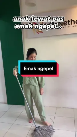 Pas ndak ngepel tak lewat, tapi pas ngepel lewat🤣 emang laa mau kenak amak marah trs🥲😂