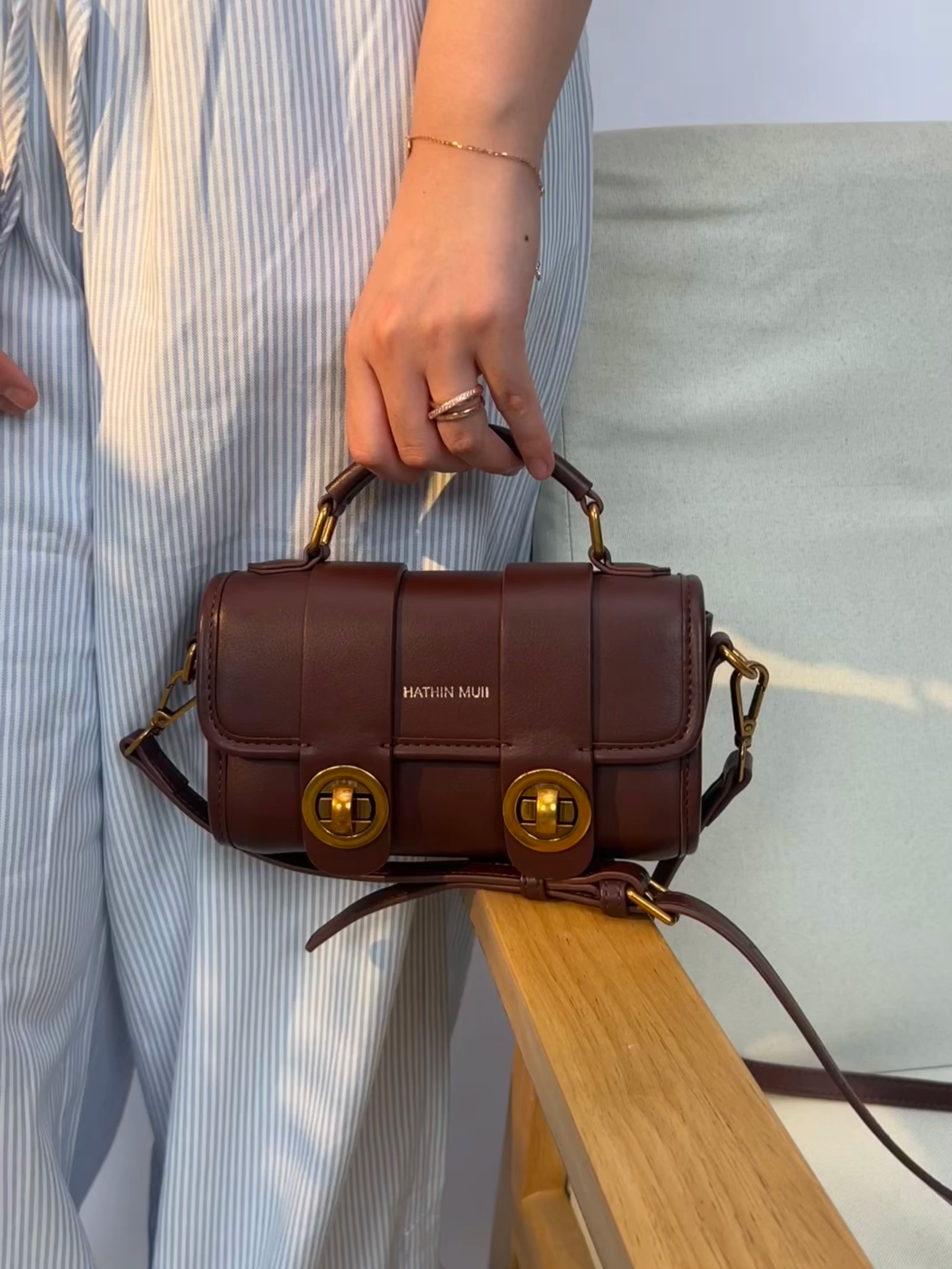 Cantik itu ada harganya. Tas ini worth it banget! ✨ Leathernya premium, desainnya timeless. Dari meeting sampai dinner, jadi center of attention! ❤️ #hathinmuii  #timelesselegance #fyp #promoguncang99 #wibgajian