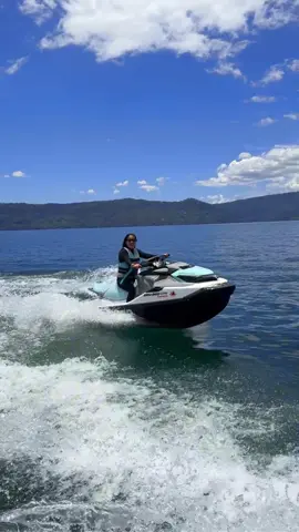 Ini lagi nih jetsky di @Seadoo Safari Samosir , siapa cobak tidak suka dengan hasil jepretan kaptain nya 😍😍😍 Pemesanan jetskt juga boleh lo ke Travel_Medan🔥🔥 @Putri SheeQa 