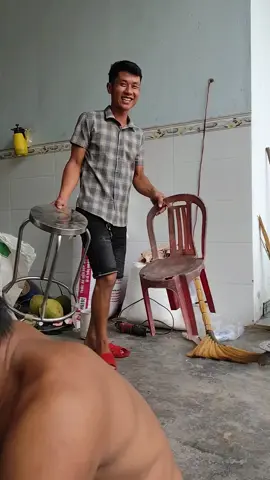 sợ mấy cô mỏi chân nên phải đem ghế ạ 🤣🤣