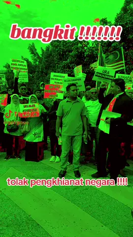 bangkit dan tolak pengkhianat negara # pengkhianat yang bersembunyi hari ini telah berani bersuara lantang malahan mengubah undang undang demi merampas hak hak orang melayu ( ura ) 