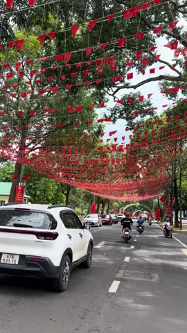 Ngoài kia bao La sóng gió đừng quên tên em . Đừng quên tên em 