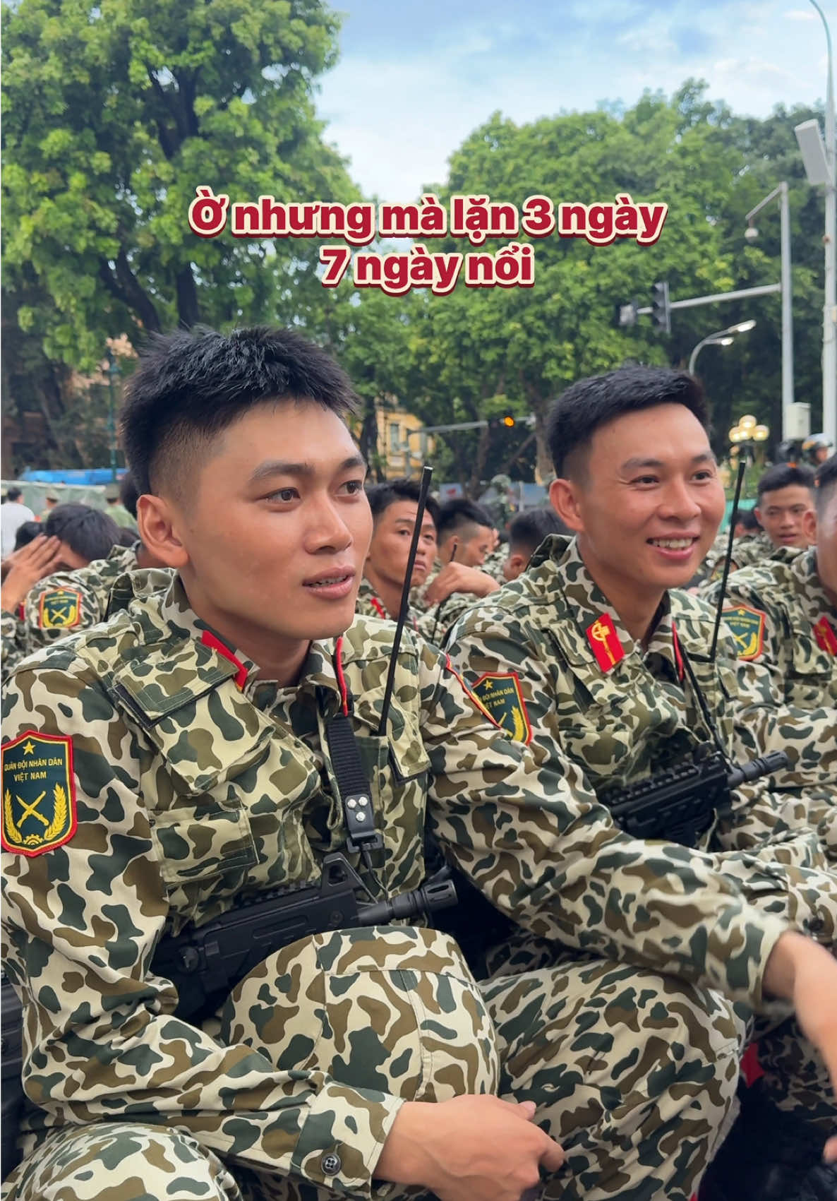 Giao lưu với các anh khối “Chiến sĩ đặc công” trong truyền thuyết. Bình thường tui chỉ thấy đặc công trên ti vi thôi ý #ngalúa🌾 #a80 #việtnam 