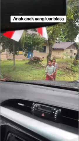 Pulang dari mengunjungi sekolah-sekolah di daerah Timur, saya bertemu sejumlah anak SD yang menembus hujan pulang sekolah. Kagum dengan semangatnya yang luar biasa. Rajin nak, genggam masa depanmu. #pendidikan  #biaklebihbaik  #sahabatdikdaya  #dikdayabergerak  #kemendikdasmen 