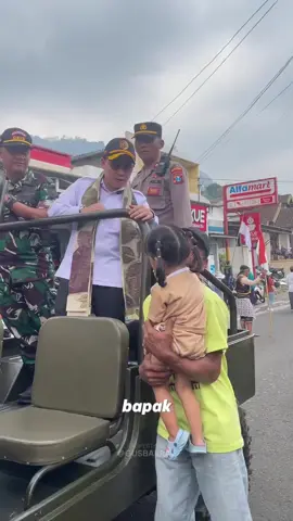 Membuka Pawai Budaya dan Trawas Trashion Carnival (TTC) 2025, di lapangan Kecamatan Trawas, Mojokerto. TTC 2025 kali ini menonjolkan branding produk, kearifan lokal, dan budaya desa se-Kecamatan Trawas. Tentu saja, dengan mengedepankan komitmen menjaga lingkungan dengan memanfaatkan plastik bekas, karung, botol, hingga kertas untuk dirangkai menjadi karya menarik untuk parade. Setiap peserta tidak hanya menampilkan kreativitas melalui kostum, tetapi juga memperkenalkan identitas budaya dan potensi desa masing-masing. Misalnya, ada desa yang menampilkan hasil pertanian unggulan seperti kopi dan sayur-mayur, sementara desa lain membawa produk kerajinan tangan khas masyarakat setempat. TTC tidak hanya menjadi ajang kreatifitas kostum-kostum parade yang unik, tetapi juga ruang promosi produk lokal desa. Ditambah lagi pentas seni budaya yang juga tak ketinggalan mengisi rangkaian acara. Seperti jaranan, hingga tari kreasi modern ditampilkan secara bergantian untuk menghibur pengunjung. #gusbarra #mojokerto #jawatimur #karnaval #pawaibudaya 