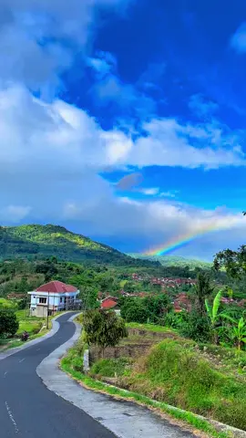 Siapa nih yang sering lewat sini,pas bgt ada pelanginya 🌈 #jalanmajalengka #bantrujeg #majalengka #alam #desa 