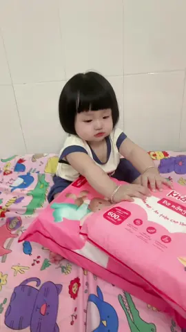 Combo khăn giấy khô đa năng quá là tiện dụng luôn mấy cô chú ơi. E mua từ lúc mới sanh Gấu tới giờ mới hết mới mua thêm á. Cô chú ủng hộn Gấu shippp tận nơi nhaa 😘😘#xuhuong #baby #embedangyeu 