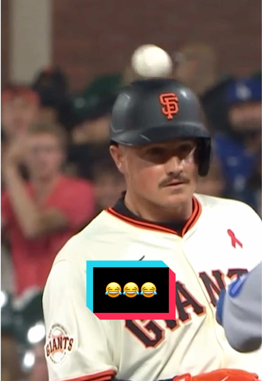 Now that’s one way to use your head 🤣 #MLB #SFGiants #Baseball 