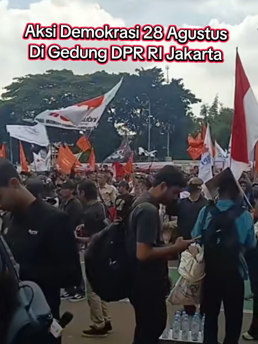 Suasana Demokrasi 28 Agustus 2025 di gedung DPR RI Jakarta hari ini #demodpr #revolusirakyatindonesia #jakarta28agustus #jakarta #2025 
